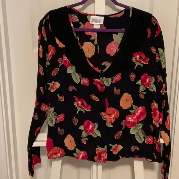 NWT.    Zoe California  size L.    Black flowered blouse - Picture 4 of 5
